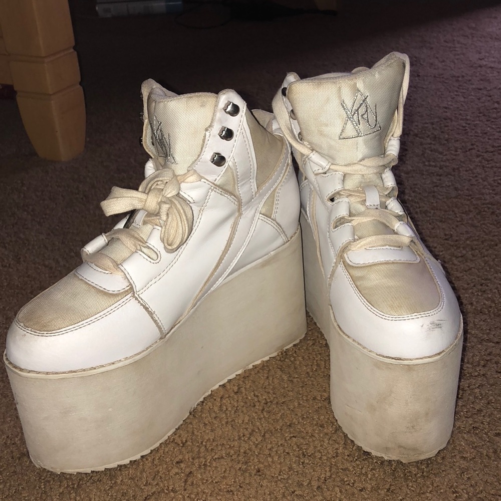 White yru qozmo platforms